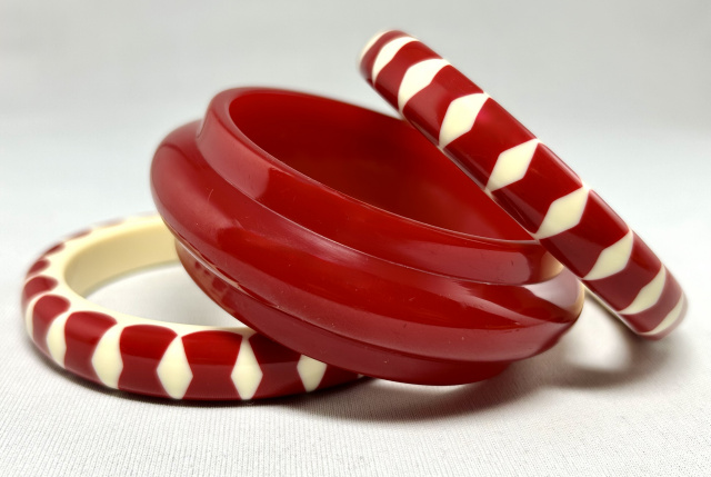 BB418 raised center translucent crimson red bakelite bangle
